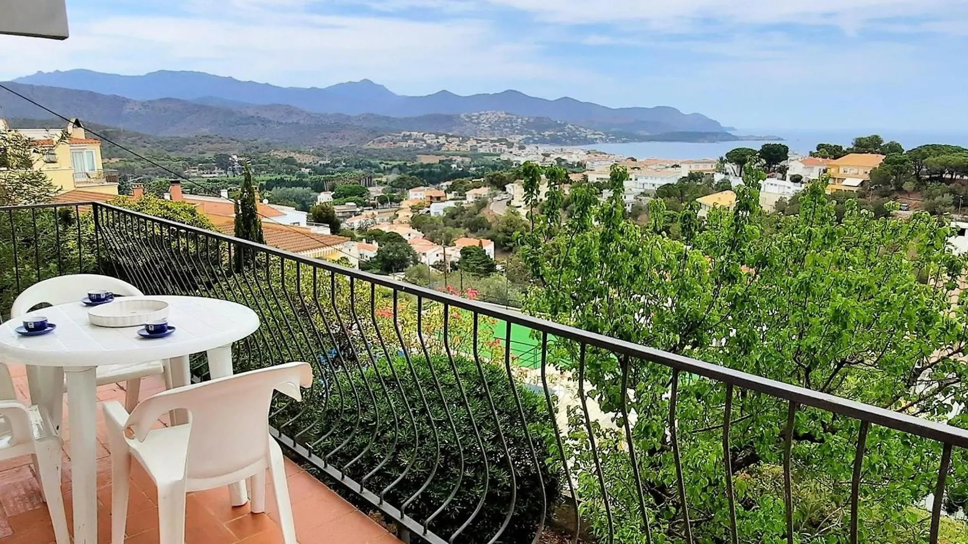Apartamento Comodo 2 Habitaciones Con Terraza Y Wifi A 600M De La Playa En Llanca - Es-170-14
